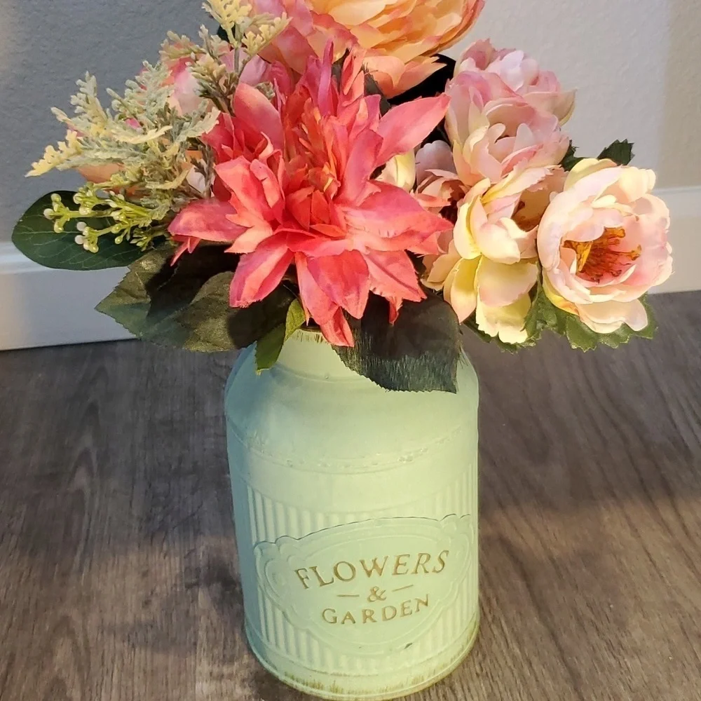 🎏NWOT FLORAL CAN
